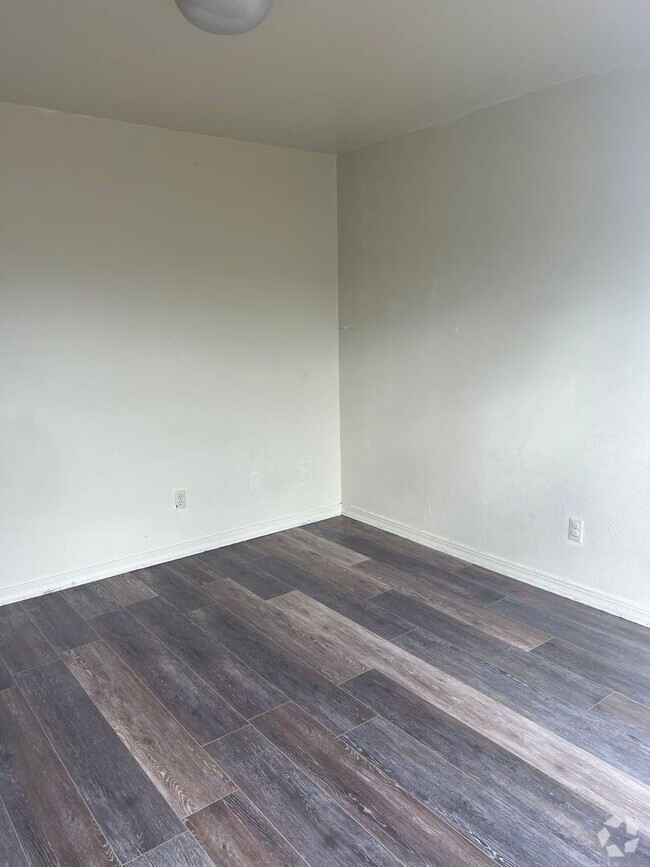 Building Photo - 1br 1ba condo Village At The Downs Unit 97