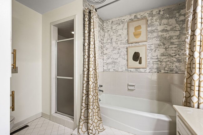 Building Photo - Awesome 4BR/3BA end-unit townhouse in the desirable River Plantation neighborhood!