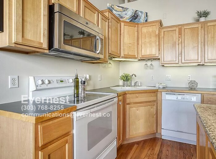 Building Photo - 1555 California St