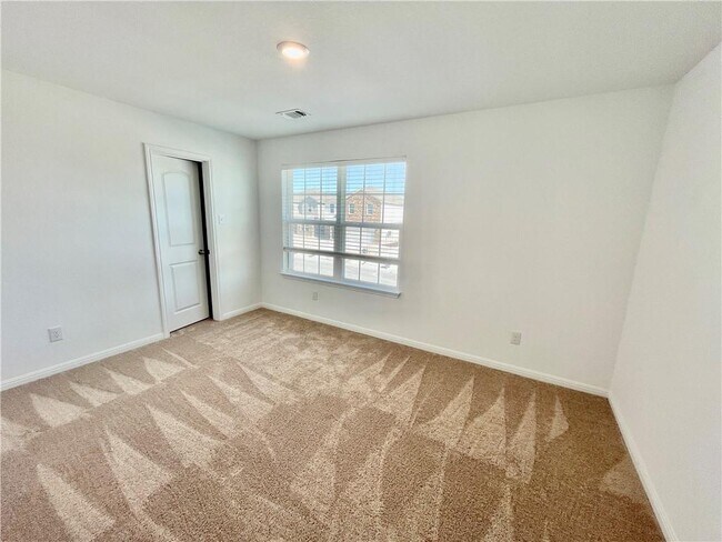 Building Photo - 126 Fox Glen Trl