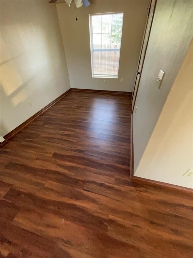 Building Photo - 1602 NW Lindy Ave