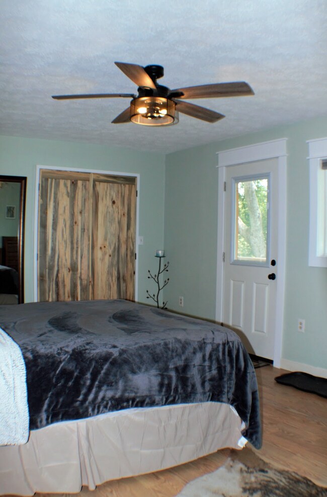 Building Photo - "Charming 3-Bed Retreat with Finished Basement & Fireplace in Scenic Mills River!" Furnished