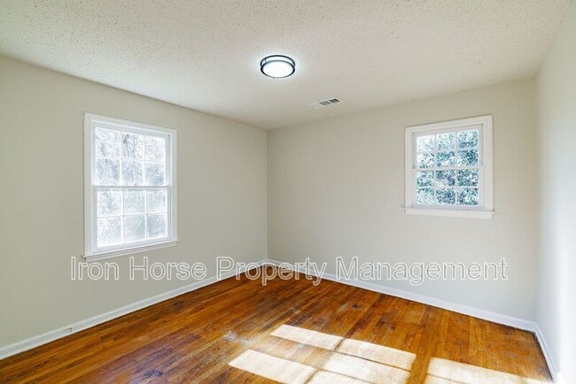 Building Photo - 414 W Richland Ave