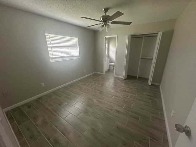 Building Photo - 3 bed 2 bath home available