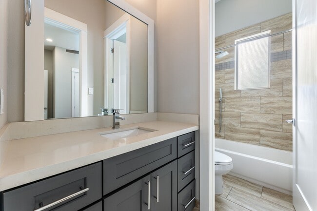 Building Photo - 806 Thornton Rd