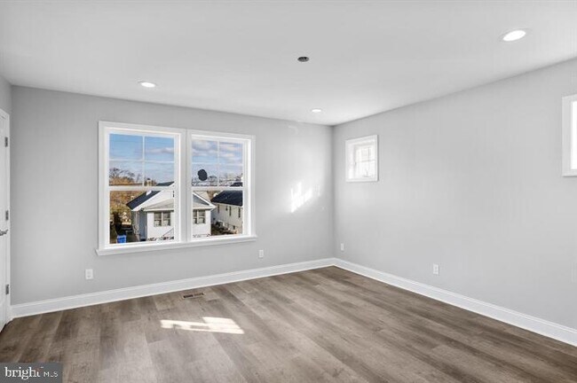 Building Photo - 132 Kossuth St
