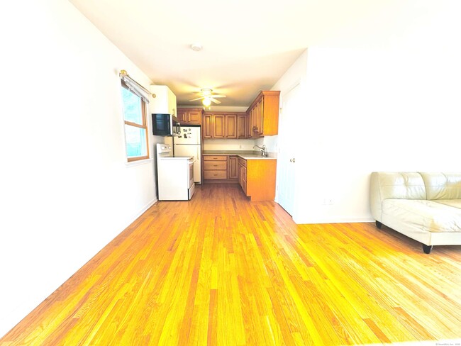 Building Photo - 16 Bonheur Rd
