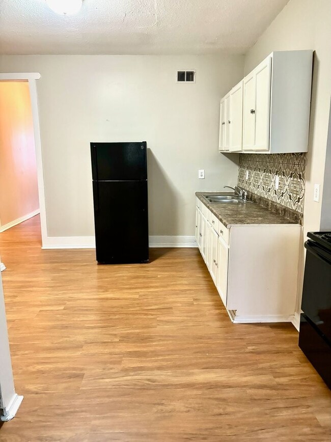 Building Photo - Spacious 4 bedroom in Portland-Section 8 A...