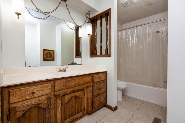 Building Photo - 3839 N Stewart Ave