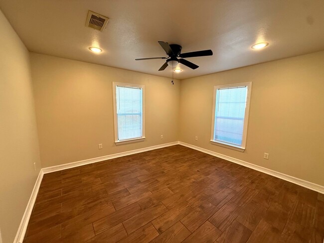 Building Photo - 307 Sue St