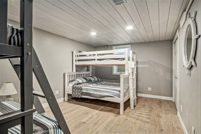 Building Photo - 2245 Lakeshore Dr