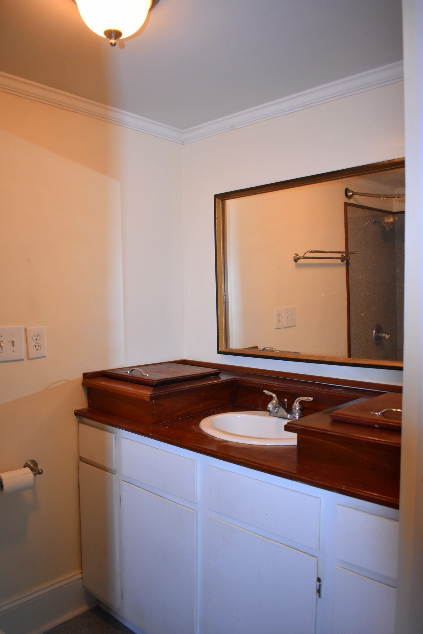 Bath # 1 - 101 W Oglethorpe Ave