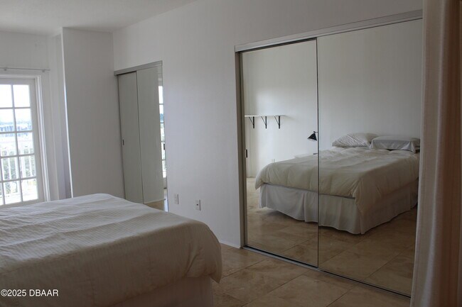 Building Photo - 404 S Beach St