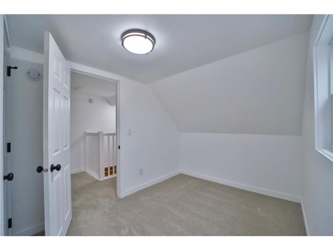 Building Photo - 3 Bedroom, 2 Bathroom Single Family House