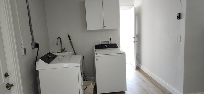 Building Photo - 1666 Sabal Palm Dr
