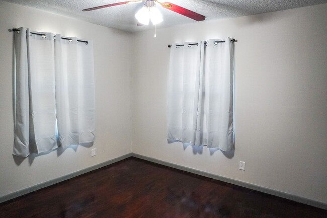 Building Photo - 3 bed 2 ba w Finished Basement + Garage - APPLY FREE!
