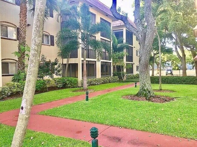 Building Photo - 257 S Cypress Rd