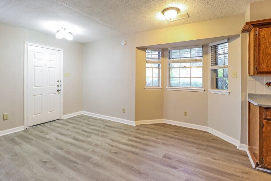 Building Photo - 4714 Glendower Dr