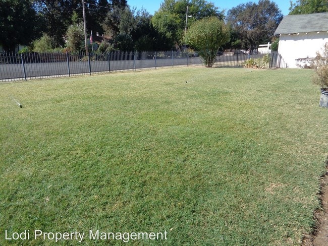 Building Photo - 2 br, 1 bath House - 8441 W Stockton St