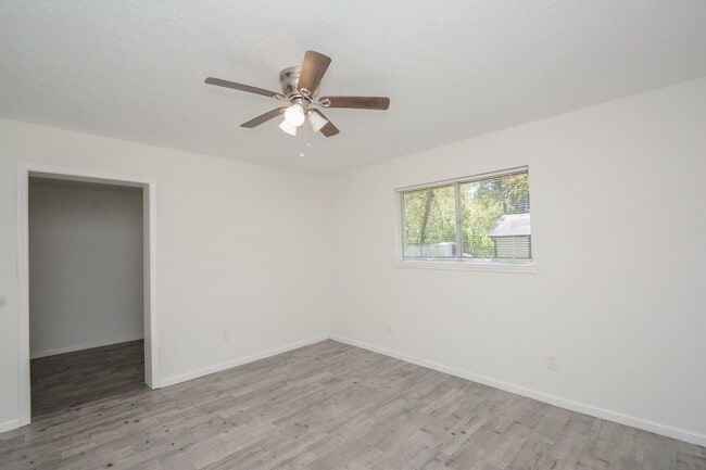 Building Photo - 1825 Live Oak Dr