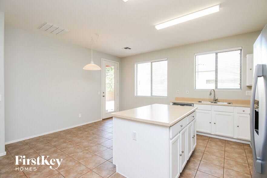 Building Photo - 3762 E Chickadee Rd