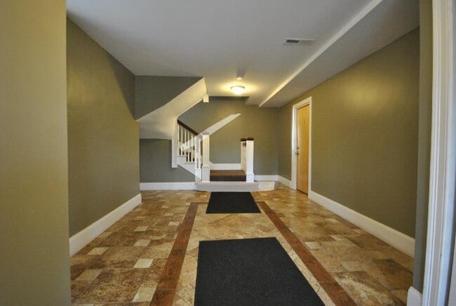 Building Photo - HUge 4 bed in Brookline