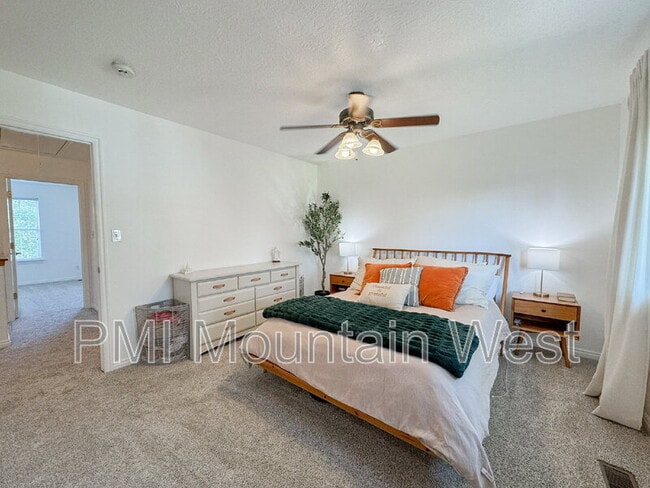 Building Photo - 446 E Parkside Cir