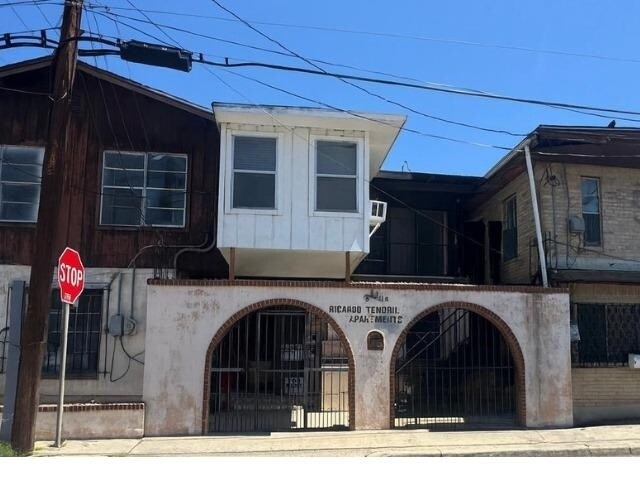 Primary Photo - 520 Hidalgo St