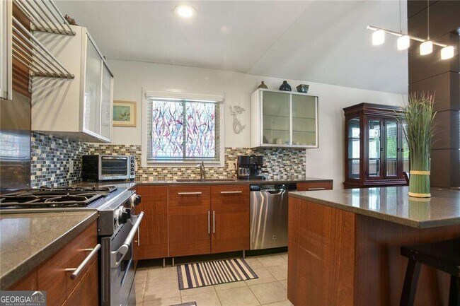 Building Photo - 2056 Arlington Ave NE