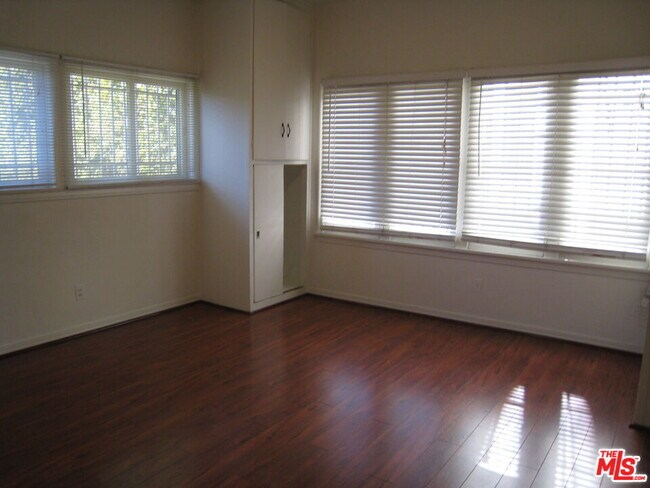 Building Photo - 153 S Gramercy Pl