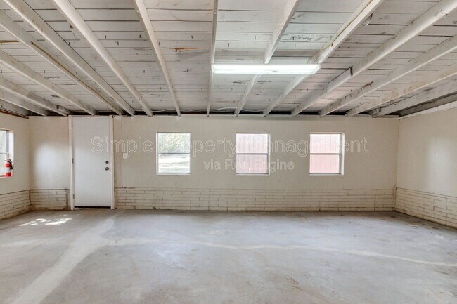 Building Photo - 813 S Midwest Blvd