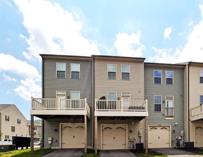 Building Photo - 3BR/3BA TH with Luxury Upgrades + Tesla Ch...