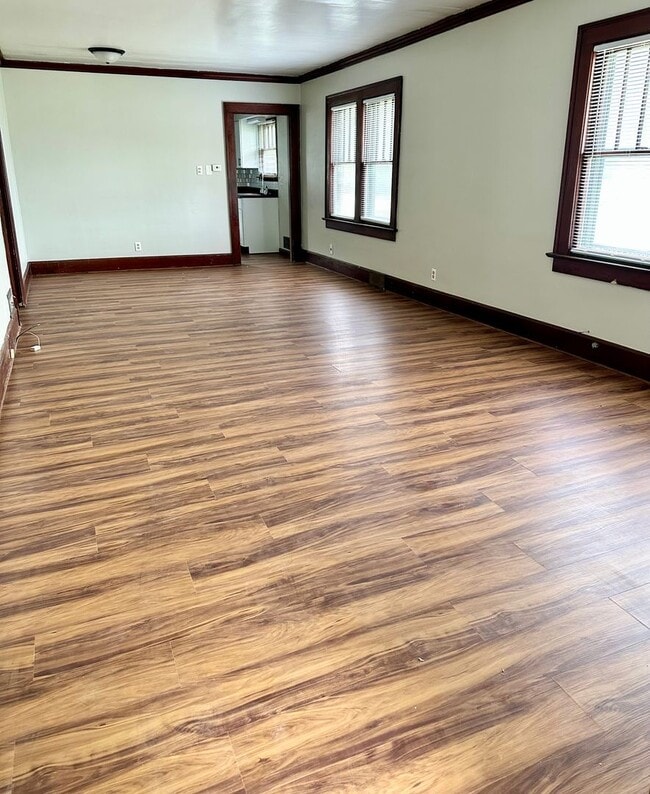 Building Photo - Charming Southside 2 Bedroom is Move-In Re...