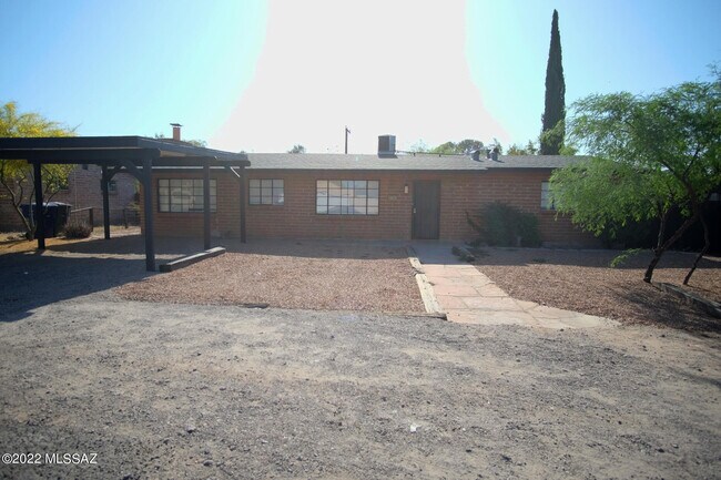 Building Photo - 2743 N Park Ave