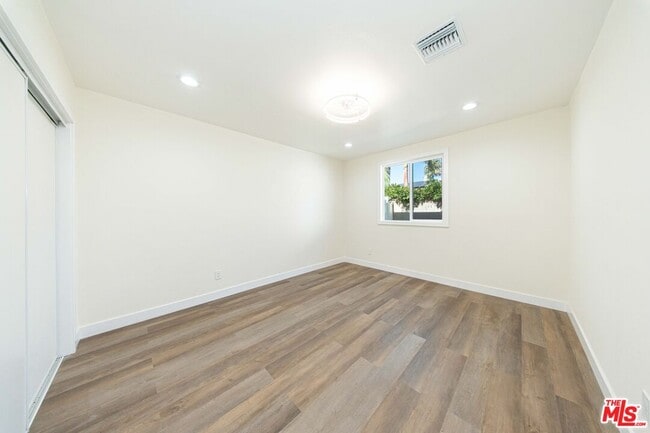 Building Photo - 8430 Glenoaks Blvd