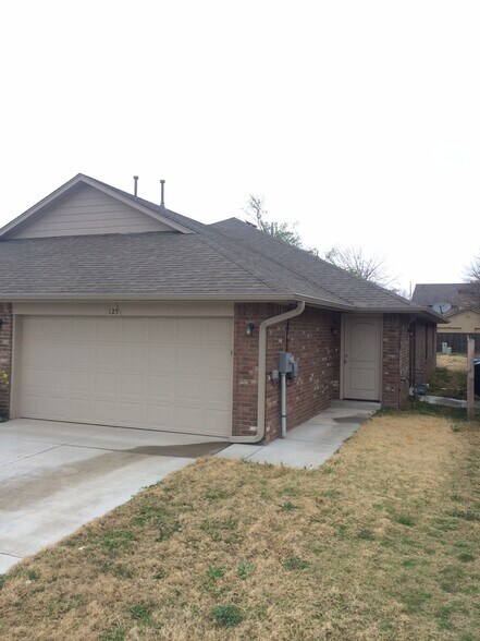 Building Photo - 205 Ashley Dr