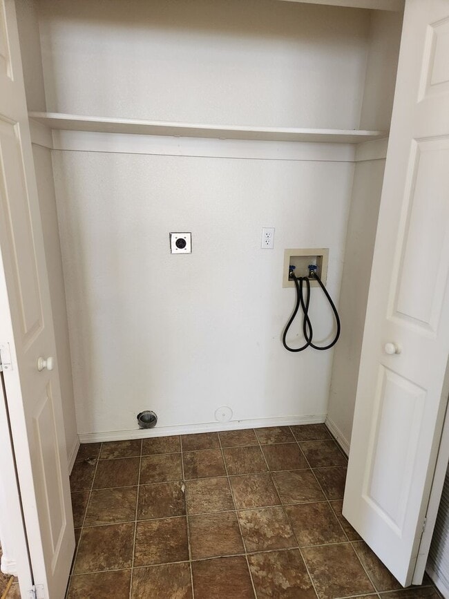 Building Photo - Rare Ground Level Unit - 2 Bed / 1 Bath w/private yard