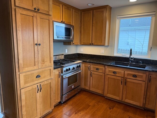 Building Photo - Rare Find with Main House and Fully Equipped ADU!