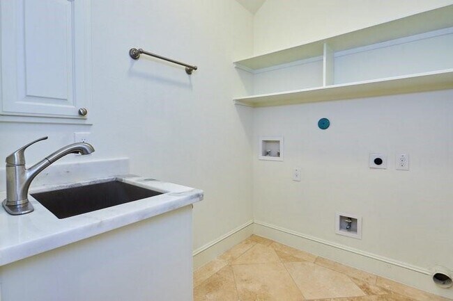 Building Photo - 508 Louise St