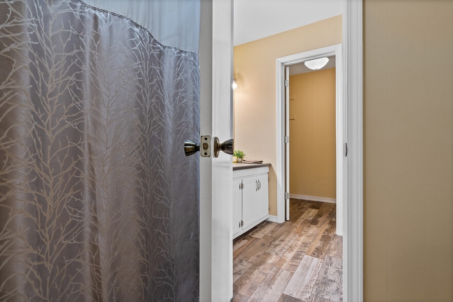 Upstairs Master Bath and Closet - 8426 Williamsburg Cir