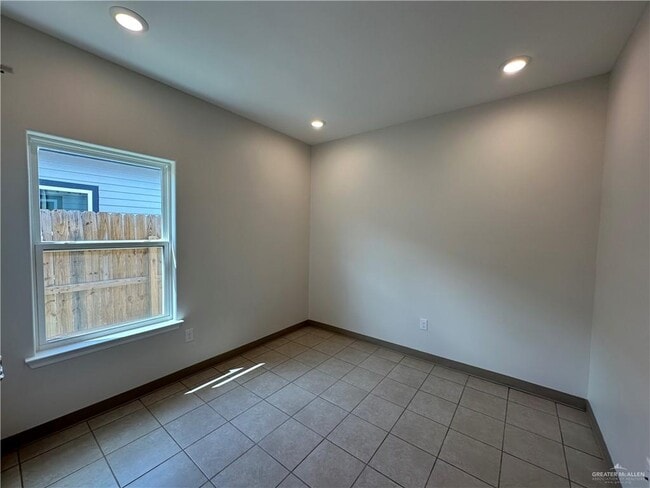 Building Photo - 10 Valley S Cir