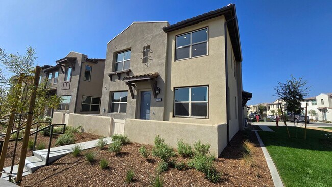 Building Photo - 3 Bedroom 2.5 bath townhouse new community in Ontario