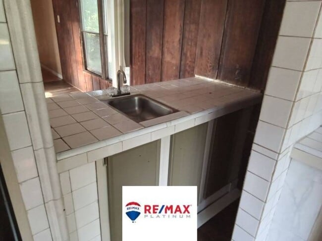 Building Photo - 8910 Via Ln