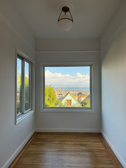 Dining Room w/Bay View - 427 Mississippi St