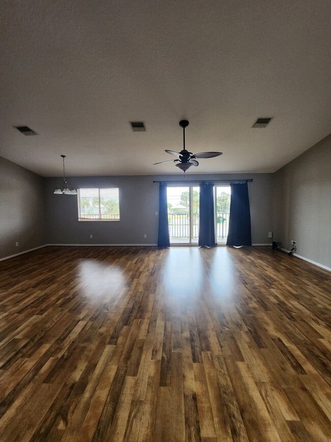 Building Photo - 3 BEDROOM 2 BATH HOME ACROSS FROM BEACH !!!