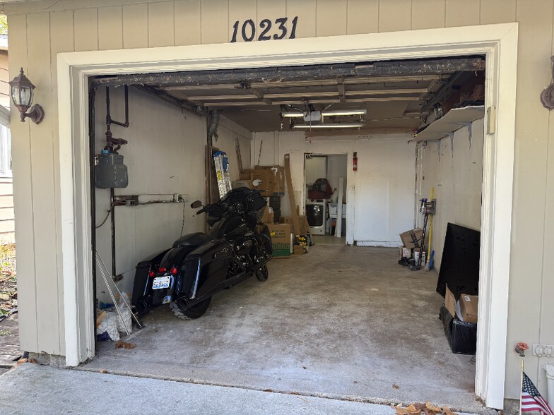 Building Photo - 10231 Hawthorne Dr