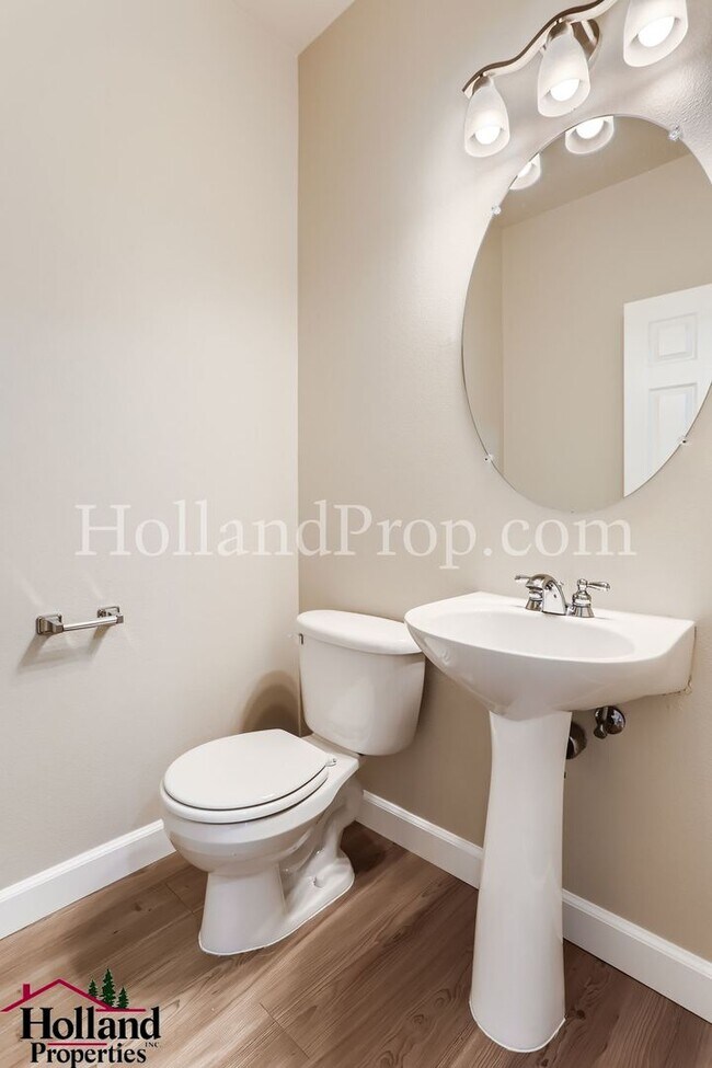 Building Photo - Stunning 4-Bedroom Townhouse with Dual Master Suites and Convenient 2-Car Garage in Hillsboro!