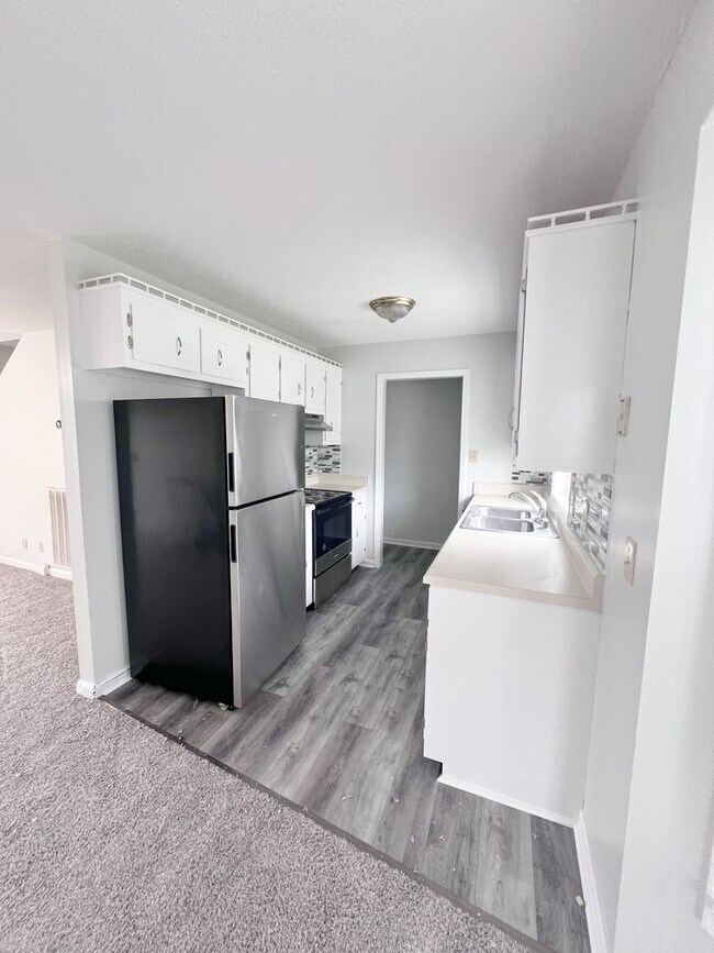 Building Photo - 3 Bedroom 2 Bathroom Home located on a cor...