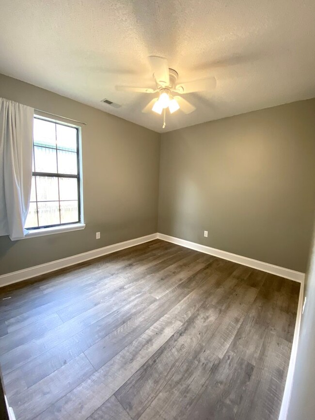Building Photo - Beautiful 3 Bedroom 2 Bathroom House Off o...