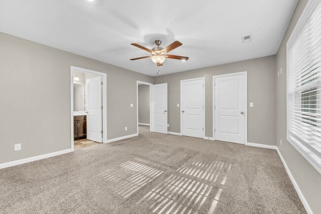 Building Photo - 135 Country Ln